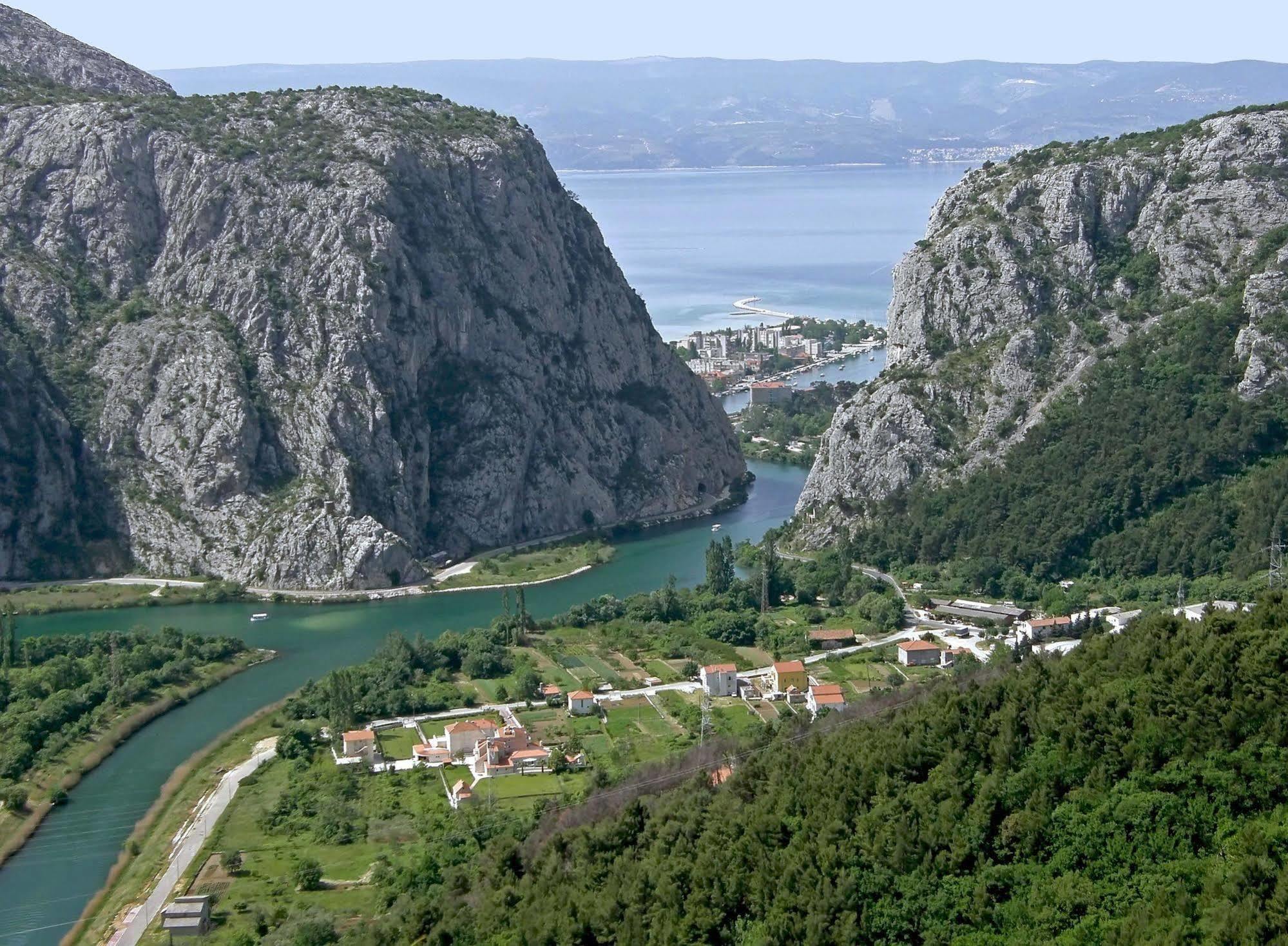 Pansion Begic Hotel Omis Exterior photo