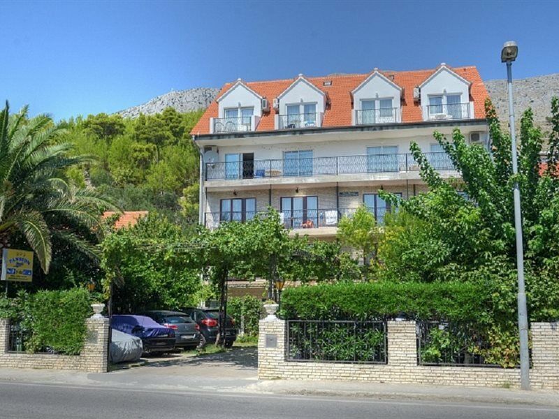 Pansion Begic Hotel Omis Exterior photo